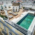 A house in the Portuguese region of Algarve with a swimming pool on the roof