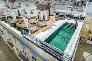 A house in the Portuguese region of Algarve with a swimming pool on the roof
